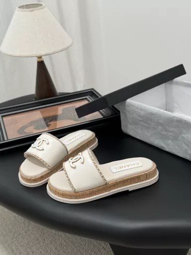 Chanel 25K new double C chain slippersThis season's honey slippers are so beautifulThey make you look slim and tall, so classy!Cow leather upper, sheepskin lining