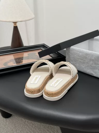 Chanel 25K new double C chain slippersThis season's honey slippers are so beautifulThey make you look slim and tall, so classy!Cow leather upper, sheepskin lining
