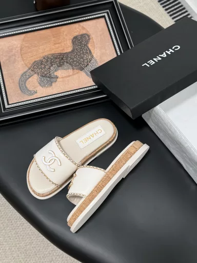 Chanel 25K new double C chain slippersThis season's honey slippers are so beautifulThey make you look slim and tall, so classy!Cow leather upper, sheepskin lining