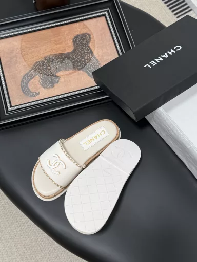 Chanel 25K new double C chain slippersThis season's honey slippers are so beautifulThey make you look slim and tall, so classy!Cow leather upper, sheepskin lining