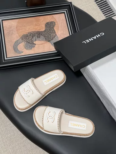 Chanel 25K new double C chain slippersThis season's honey slippers are so beautifulThey make you look slim and tall, so classy!Cow leather upper, sheepskin lining