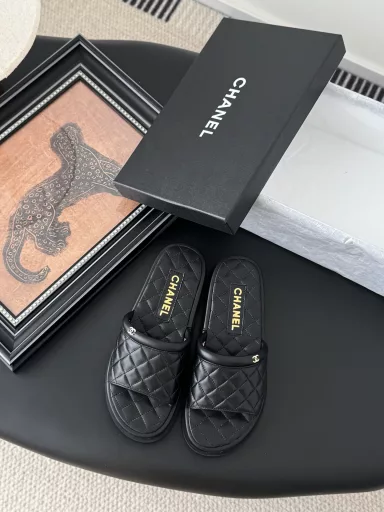 Chanel 25K new slippersThis season's honey slippers are so beautifulThey make you look slim and long, and they are so classy!Cow leather upper, sheepskin lining