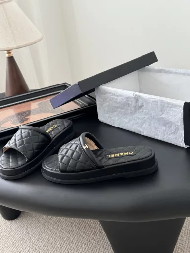 Chanel 25K new slippersThis season's honey slippers are so beautifulThey make you look slim and long, and they are so classy!Cow leather upper, sheepskin lining