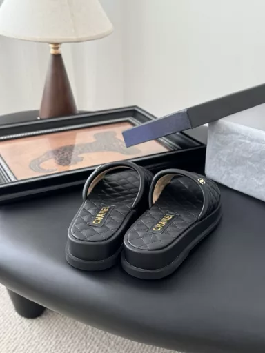 Chanel 25K new slippersThis season's honey slippers are so beautifulThey make you look slim and long, and they are so classy!Cow leather upper, sheepskin lining