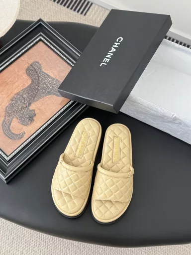 Chanel 25K new slippersThis season's honey slippers are so beautifulThey make you look slim and long, and they are so classy!Cow leather upper, sheepskin lining