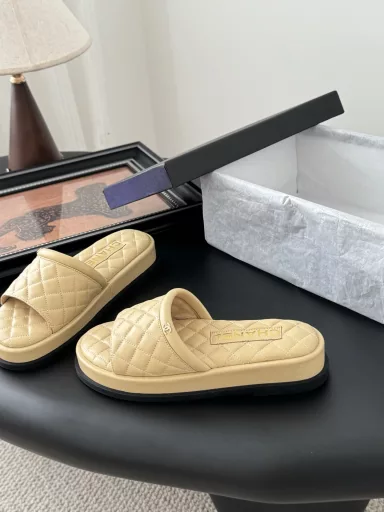 Chanel 25K new slippersThis season's honey slippers are so beautifulThey make you look slim and long, and they are so classy!Cow leather upper, sheepskin lining