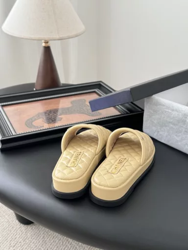 Chanel 25K new slippersThis season's honey slippers are so beautifulThey make you look slim and long, and they are so classy!Cow leather upper, sheepskin lining