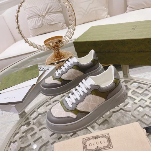 Gucci 2022ss new series sports shoes thick-soled white shoes casual shoesGG couple white shoes 👩‍❤️‍💋‍👨 counter synchronization, catwalk style 👏🏻 celebrities, internet celebrities, live broadcasts, etc. will definitely support it🌱The design is light luxury and retro, with thick soles and height increase, similar to the upgraded version of classic white shoes‼ ️The top version🔝The upper is made of original custom calfskin fabric, with GUCC classic old flower fabric webbing, perforation, embossing technology, cowhide lining, cowhide pads, comfortable and soft foot feel! Original replica 1:1 open mold IP light material sole, 4cm height increase thick sole! 🤩