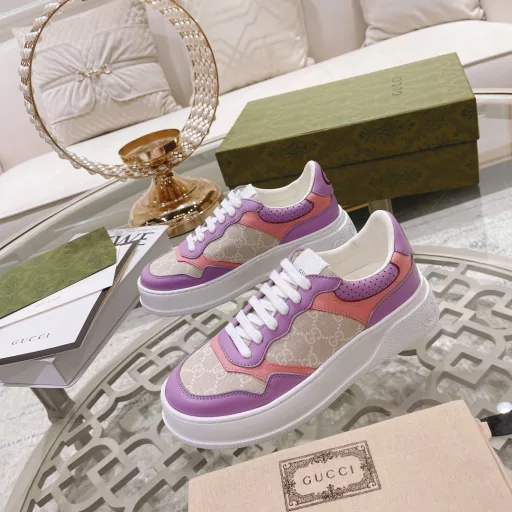 Gucci 2022ss new series sports shoes thick-soled white shoes casual shoesGG couple white shoes 👩‍❤️‍💋‍👨 counter synchronization, catwalk style 👏🏻 celebrities, internet celebrities, live broadcasts, etc. will definitely support it🌱The design is light luxury and retro, with thick soles and height increase, similar to the upgraded version of classic white shoes‼ ️The top version🔝The upper is made of original custom calfskin fabric, with GUCC classic old flower fabric webbing, perforation, embossing technology, cowhide lining, cowhide pads, comfortable and soft foot feel! Original replica 1:1 open mold IP light material sole, 4cm height increase thick sole! 🤩