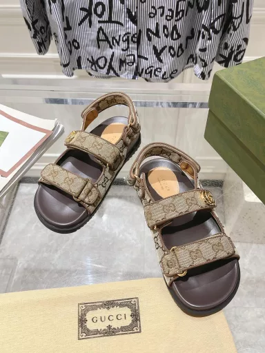 𝐆𝐮𝐜𝐜𝐢 𝟮𝟬𝟮𝟰/𝐬𝐬# Velcro classic monogram couple beach sandalsEarly spring series GG sandals ZP mold/classic GG monogram canvas fabric with double G metal buckleClassic monogram fabric/hot rhinestone surface/imported sheepskin liningTPU non-slip outsole/ZP mold midsole footrestOriginal metal buckle/diamond surface