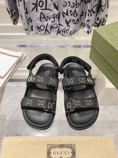 𝐆𝐮𝐜𝐜𝐢 𝟮𝟬𝟮𝟰/𝐬𝐬# Velcro classic monogram couple beach sandalsEarly spring series GG sandals ZP mold/classic GG monogram canvas fabric with double G metal buckleClassic monogram fabric/hot rhinestone surface/imported sheepskin liningTPU non-slip outsole/ZP mold midsole footrestOriginal metal buckle/diamond surface
