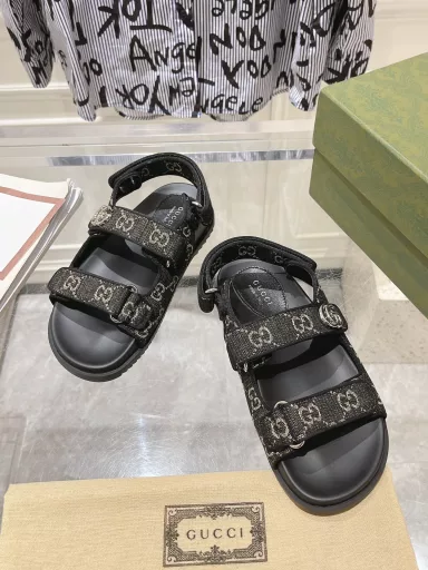 𝐆𝐮𝐜𝐜𝐢 𝟮𝟬𝟮𝟰/𝐬𝐬# Velcro classic monogram couple beach sandalsEarly spring series GG sandals ZP mold/classic GG monogram canvas fabric with double G metal buckleClassic monogram fabric/hot rhinestone surface/imported sheepskin liningTPU non-slip outsole/ZP mold midsole footrestOriginal metal buckle/diamond surface