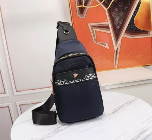 The top counter mouse is the latest style of 2022 Versace parachute nylon cloth single zipper chest bag. The hot model is shipped in large quantities, calling it counter goods‼ ️Top original goods‼ ️We are not good at talking about war on paper, please let the goods speak. The style can be copied and plagiarized, but the materials and workmanship cannot deceive those who understand. The inside and outside are made of top materials, top imported original… leather (Italian imported nylon cloth with imported calfskin grain) ultra-high-definition hardware logo, top imported high-end hardware, high-end counter lining, dedicated YKK zipper, super smooth zipper, top oil edge super smooth, top designer created imported calfskin flower leather unique style production, super large capacity space design mobile phone cigarette slot + dark pull zipper slot, super comfortable feel soft leather texture clear, one inch five needles needle thread top master created, the texture is impeccable, unique, atmospheric and connotative. Top workmanship and exquisite attention to every detail