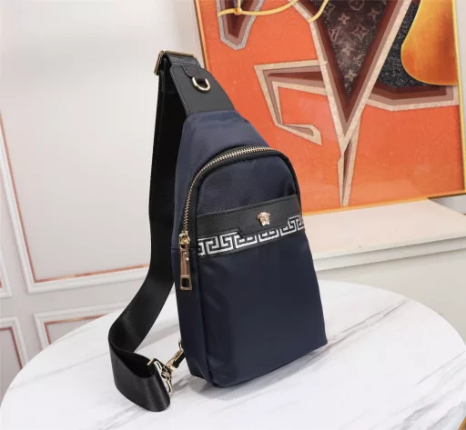 The top counter mouse is the latest style of 2022 Versace parachute nylon cloth single zipper chest bag. The hot model is shipped in large quantities, calling it counter goods‼ ️Top original goods‼ ️We are not good at talking about war on paper, please let the goods speak. The style can be copied and plagiarized, but the materials and workmanship cannot deceive those who understand. The inside and outside are made of top materials, top imported original… leather (Italian imported nylon cloth with imported calfskin grain) ultra-high-definition hardware logo, top imported high-end hardware, high-end counter lining, dedicated YKK zipper, super smooth zipper, top oil edge super smooth, top designer created imported calfskin flower leather unique style production, super large capacity space design mobile phone cigarette slot + dark pull zipper slot, super comfortable feel soft leather texture clear, one inch five needles needle thread top master created, the texture is impeccable, unique, atmospheric and connotative. Top workmanship and exquisite attention to every detail