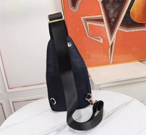 The top counter mouse is the latest style of 2022 Versace parachute nylon cloth single zipper chest bag. The hot model is shipped in large quantities, calling it counter goods‼ ️Top original goods‼ ️We are not good at talking about war on paper, please let the goods speak. The style can be copied and plagiarized, but the materials and workmanship cannot deceive those who understand. The inside and outside are made of top materials, top imported original… leather (Italian imported nylon cloth with imported calfskin grain) ultra-high-definition hardware logo, top imported high-end hardware, high-end counter lining, dedicated YKK zipper, super smooth zipper, top oil edge super smooth, top designer created imported calfskin flower leather unique style production, super large capacity space design mobile phone cigarette slot + dark pull zipper slot, super comfortable feel soft leather texture clear, one inch five needles needle thread top master created, the texture is impeccable, unique, atmospheric and connotative. Top workmanship and exquisite attention to every detail