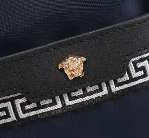 The top counter mouse is the latest style of 2022 Versace parachute nylon cloth single zipper chest bag. The hot model is shipped in large quantities, calling it counter goods‼ ️Top original goods‼ ️We are not good at talking about war on paper, please let the goods speak. The style can be copied and plagiarized, but the materials and workmanship cannot deceive those who understand. The inside and outside are made of top materials, top imported original… leather (Italian imported nylon cloth with imported calfskin grain) ultra-high-definition hardware logo, top imported high-end hardware, high-end counter lining, dedicated YKK zipper, super smooth zipper, top oil edge super smooth, top designer created imported calfskin flower leather unique style production, super large capacity space design mobile phone cigarette slot + dark pull zipper slot, super comfortable feel soft leather texture clear, one inch five needles needle thread top master created, the texture is impeccable, unique, atmospheric and connotative. Top workmanship and exquisite attention to every detail
