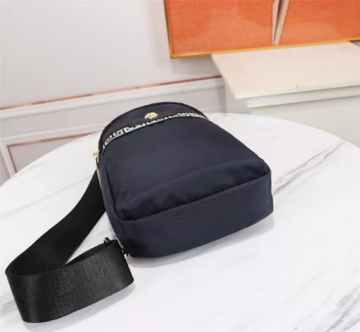 The top counter mouse is the latest style of 2022 Versace parachute nylon cloth single zipper chest bag. The hot model is shipped in large quantities, calling it counter goods‼ ️Top original goods‼ ️We are not good at talking about war on paper, please let the goods speak. The style can be copied and plagiarized, but the materials and workmanship cannot deceive those who understand. The inside and outside are made of top materials, top imported original… leather (Italian imported nylon cloth with imported calfskin grain) ultra-high-definition hardware logo, top imported high-end hardware, high-end counter lining, dedicated YKK zipper, super smooth zipper, top oil edge super smooth, top designer created imported calfskin flower leather unique style production, super large capacity space design mobile phone cigarette slot + dark pull zipper slot, super comfortable feel soft leather texture clear, one inch five needles needle thread top master created, the texture is impeccable, unique, atmospheric and connotative. Top workmanship and exquisite attention to every detail