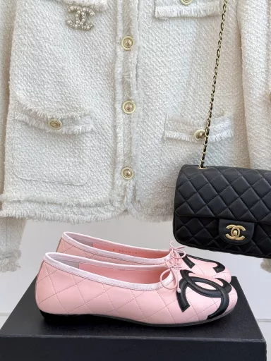 CHANE*｜Chevrolet Chanel classic big double C bowBallet shoesLet's be a sweet and sweet girlWhen I saw this pair of shoes, my heart was immediately moved💓Both classic and artistic, you can wear it as you like when you go out!The upper is made of imported lambskinThe inner lining is all lambskinThe original mold is used to customize the outsole