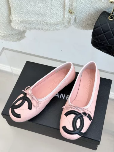 CHANE*｜Chevrolet Chanel classic big double C bowBallet shoesLet's be a sweet and sweet girlWhen I saw this pair of shoes, my heart was immediately moved💓Both classic and artistic, you can wear it as you like when you go out!The upper is made of imported lambskinThe inner lining is all lambskinThe original mold is used to customize the outsole