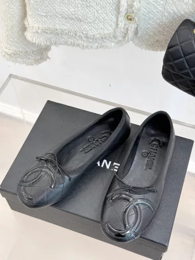 CHANE*｜Chevrolet Chanel classic big double C bowBallet shoesLet's be a sweet and sweet girlWhen I saw this pair of shoes, my heart was immediately moved💓Both classic and artistic, you can wear it as you like when you go out!The upper is made of imported lambskinThe inner lining is all lambskinThe original mold is used to customize the outsole