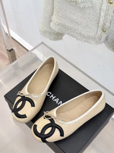 CHANE*｜Chevrolet Chanel classic big double C bowBallet shoesLet's be a sweet and sweet girlWhen I saw this pair of shoes, my heart was immediately moved💓Both classic and artistic, you can wear it as you like when you go out!The upper is made of imported lambskinThe inner lining is all lambskinThe original mold is used to customize the outsole