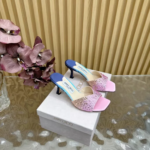 Jimmy Choo Saeda crystal shoe series 🎀Modern shoes, street photography artifact SAE crystal chain high-heeled sandals Pointed slipper series Fantasy color matching hot diamond style Eye-catching rainbow wedding shoes(The whole shoe is made of Swarovski crystal hot diamond) Personalized sandal series, 99% unique individuals, add 1% outstanding inspiration, full score street photography, let you take blockbuster photos every second. A little bit of sparkle, bright glare, romantic photos are ready to light up your good mood. ➰The heels are all hand-made hot diamonds, and the original custom crystal diamond necklace is densely inlaid to weave a starlight curtain