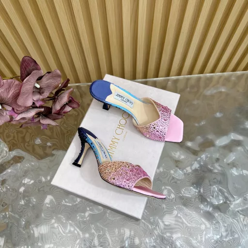 Jimmy Choo Saeda crystal shoe series 🎀Modern shoes, street photography artifact SAE crystal chain high-heeled sandals Pointed slipper series Fantasy color matching hot diamond style Eye-catching rainbow wedding shoes(The whole shoe is made of Swarovski crystal hot diamond) Personalized sandal series, 99% unique individuals, add 1% outstanding inspiration, full score street photography, let you take blockbuster photos every second. A little bit of sparkle, bright glare, romantic photos are ready to light up your good mood. ➰The heels are all hand-made hot diamonds, and the original custom crystal diamond necklace is densely inlaid to weave a starlight curtain
