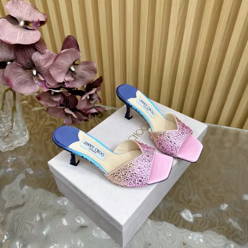 Jimmy Choo Saeda crystal shoe series 🎀Modern shoes, street photography artifact SAE crystal chain high-heeled sandals Pointed slipper series Fantasy color matching hot diamond style Eye-catching rainbow wedding shoes(The whole shoe is made of Swarovski crystal hot diamond) Personalized sandal series, 99% unique individuals, add 1% outstanding inspiration, full score street photography, let you take blockbuster photos every second. A little bit of sparkle, bright glare, romantic photos are ready to light up your good mood. ➰The heels are all hand-made hot diamonds, and the original custom crystal diamond necklace is densely inlaid to weave a starlight curtain