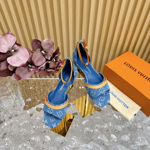 Louis Vuitton ²⁰²³ 𝐬𝐬The latest model in the counter, denim slippers/hot items, new hard goodsPurchasing agent level! Full of high-end feeling! A model that is popular among bloggers at home and abroad, retro and fashionable, looks amazing on the feet! The official website's main model★