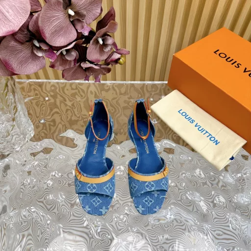 Louis Vuitton ²⁰²³ 𝐬𝐬The latest model in the counter, denim slippers/hot items, new hard goodsPurchasing agent level! Full of high-end feeling! A model that is popular among bloggers at home and abroad, retro and fashionable, looks amazing on the feet! The official website's main model★