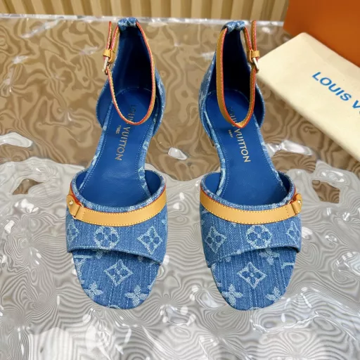 Louis Vuitton ²⁰²³ 𝐬𝐬The latest model in the counter, denim slippers/hot items, new hard goodsPurchasing agent level! Full of high-end feeling! A model that is popular among bloggers at home and abroad, retro and fashionable, looks amazing on the feet! The official website's main model★
