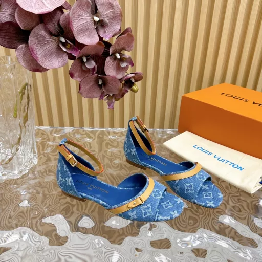 Louis Vuitton ²⁰²³ 𝐬𝐬The latest model in the counter, denim slippers/hot items, new hard goodsPurchasing agent level! Full of high-end feeling! A model that is popular among bloggers at home and abroad, retro and fashionable, looks amazing on the feet! The official website's main model★