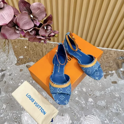 Louis Vuitton ²⁰²³ 𝐬𝐬The latest model in the counter, denim slippers/hot items, new hard goodsPurchasing agent level! Full of high-end feeling! A model that is popular among bloggers at home and abroad, retro and fashionable, looks amazing on the feet! The official website's main model★