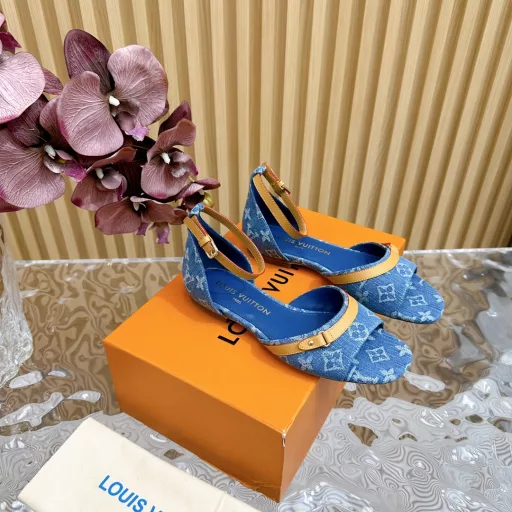 Louis Vuitton ²⁰²³ 𝐬𝐬The latest model in the counter, denim slippers/hot items, new hard goodsPurchasing agent level! Full of high-end feeling! A model that is popular among bloggers at home and abroad, retro and fashionable, looks amazing on the feet! The official website's main model★