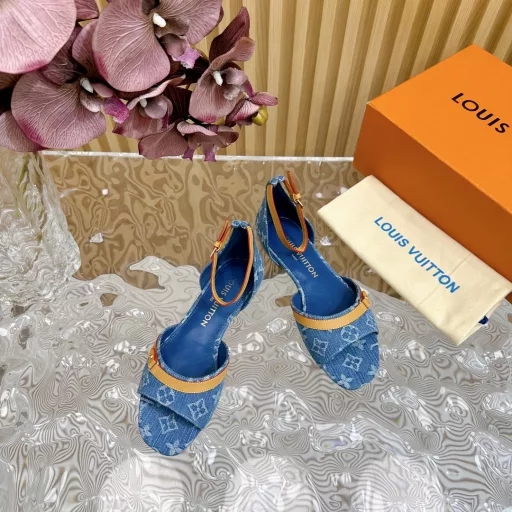 Louis Vuitton ²⁰²³ 𝐬𝐬The latest model in the counter, denim slippers/hot items, new hard goodsPurchasing agent level! Full of high-end feeling! A model that is popular among bloggers at home and abroad, retro and fashionable, looks amazing on the feet! The official website's main model★