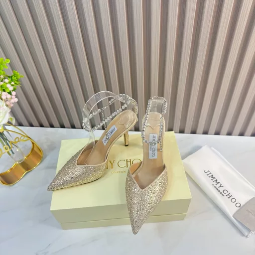 IMMY CHOO💝💝💝 is a very comprehensive and distinguished fashion lifestyle brand. It has the same straps as the ladies' high-heeled, mid-heeled, and flat-heeled sandals worn by big fashion bloggers and celebrities in Hong Kong and the United States.Australian pointed toe, round toe, and square toe series are simply beautiful. Fall in love with elegance and playful futuristic feeling. You want to have them immediately after just one look, but a pair of exquisite high heels is something you can think about~ …