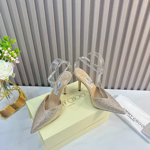 IMMY CHOO💝💝💝 is a very comprehensive and distinguished fashion lifestyle brand. It has the same straps as the ladies' high-heeled, mid-heeled, and flat-heeled sandals worn by big fashion bloggers and celebrities in Hong Kong and the United States.Australian pointed toe, round toe, and square toe series are simply beautiful. Fall in love with elegance and playful futuristic feeling. You want to have them immediately after just one look, but a pair of exquisite high heels is something you can think about~ …