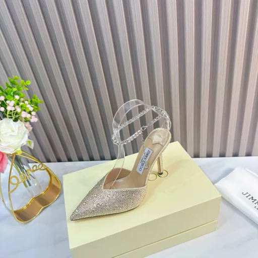 IMMY CHOO💝💝💝 is a very comprehensive and distinguished fashion lifestyle brand. It has the same straps as the ladies' high-heeled, mid-heeled, and flat-heeled sandals worn by big fashion bloggers and celebrities in Hong Kong and the United States.Australian pointed toe, round toe, and square toe series are simply beautiful. Fall in love with elegance and playful futuristic feeling. You want to have them immediately after just one look, but a pair of exquisite high heels is something you can think about~ …