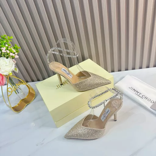 IMMY CHOO💝💝💝 is a very comprehensive and distinguished fashion lifestyle brand. It has the same straps as the ladies' high-heeled, mid-heeled, and flat-heeled sandals worn by big fashion bloggers and celebrities in Hong Kong and the United States.Australian pointed toe, round toe, and square toe series are simply beautiful. Fall in love with elegance and playful futuristic feeling. You want to have them immediately after just one look, but a pair of exquisite high heels is something you can think about~ …