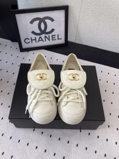 Chanel's new spring and summer backpack shoes. I love this series. I feel super nice when I put on this backpack buckle canvas shoes. Imported cowhide/canvas upper, cowhide lining, original wear-resistant TPU outsole