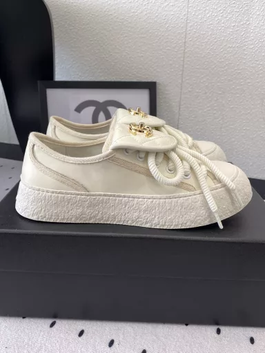 Chanel's new spring and summer backpack shoes. I love this series. I feel super nice when I put on this backpack buckle canvas shoes. Imported cowhide/canvas upper, cowhide lining, original wear-resistant TPU outsole