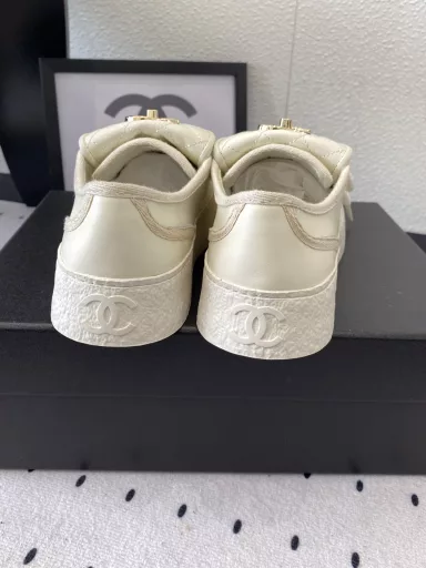 Chanel's new spring and summer backpack shoes. I love this series. I feel super nice when I put on this backpack buckle canvas shoes. Imported cowhide/canvas upper, cowhide lining, original wear-resistant TPU outsole