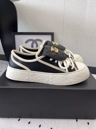 Chanel's new spring and summer backpack shoes. I love this series. I feel super nice when I put on this backpack buckle canvas shoes. Imported cowhide/canvas upper, cowhide lining, original wear-resistant TPU outsole