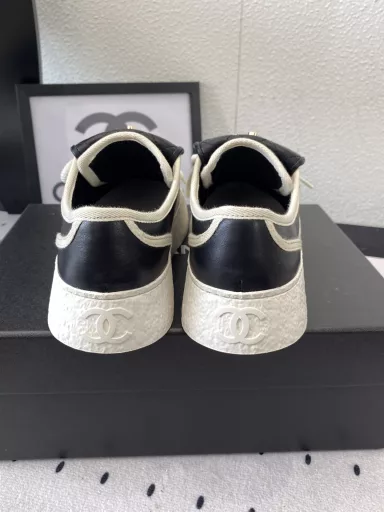 Chanel's new spring and summer backpack shoes. I love this series. I feel super nice when I put on this backpack buckle canvas shoes. Imported cowhide/canvas upper, cowhide lining, original wear-resistant TPU outsole