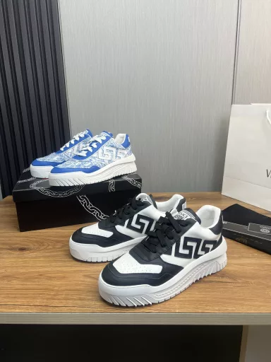 Versace fashion leather casual sneakersPerennial hot seller🔥Fabric: top layer cowhideInner lining: sheepskin liningOriginal outsole mold outsole