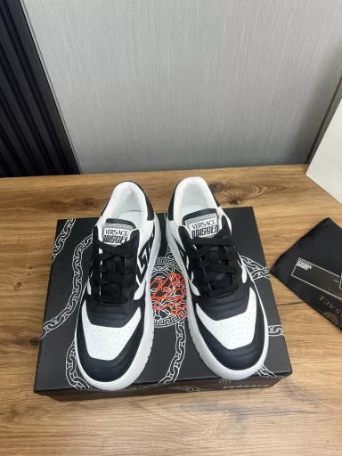 Versace fashion leather casual sneakersPerennial hot seller🔥Fabric: top layer cowhideInner lining: sheepskin liningOriginal outsole mold outsole