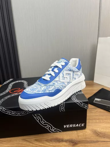 Versace fashion leather casual sneakersPerennial hot seller🔥Fabric: top layer cowhideInner lining: sheepskin liningOriginal outsole mold outsole