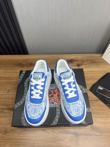 Versace fashion leather casual sneakersPerennial hot seller🔥Fabric: top layer cowhideInner lining: sheepskin liningOriginal outsole mold outsole