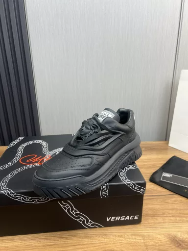 Versace fashion leather casual sneakersPerennial hot seller🔥Fabric: top layer cowhideInner lining: sheepskin liningOriginal outsole mold outsole
