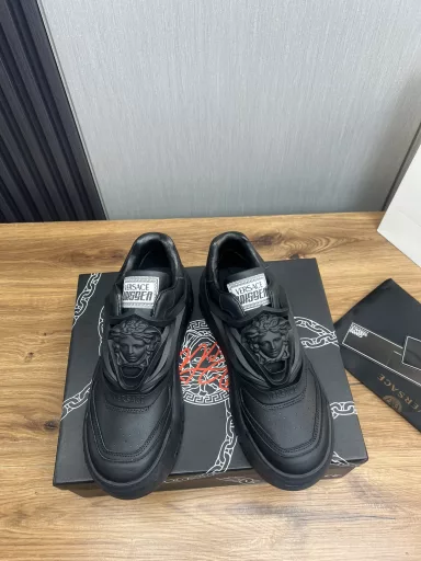 Versace fashion leather casual sneakersPerennial hot seller🔥Fabric: top layer cowhideInner lining: sheepskin liningOriginal outsole mold outsole
